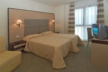 Inn Hotel מלון 3*